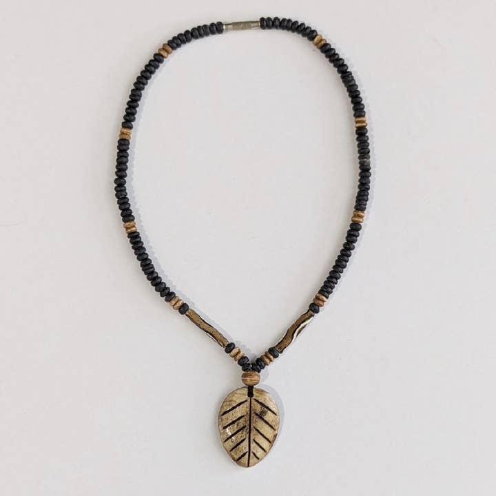 VENTE Collier perlé en os de feuille sculpté à la main pour la vente par Saraswati Imports