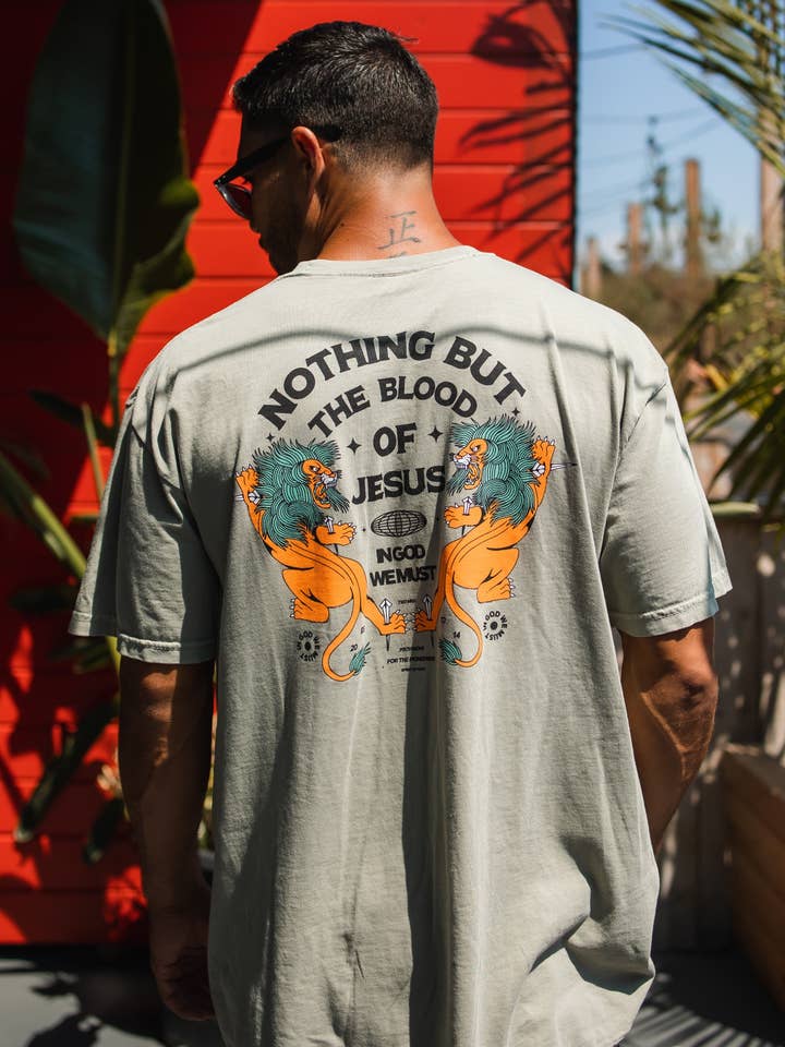 T-shirt premium al melone Sandstone «Nothing But The Blood» per la vendita all'ingrosso da parte di In God We Must