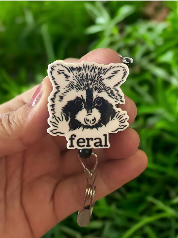 Feral Raccoon märkesrullhållare för wholesale av Fuzzy Edges Crafts LLC