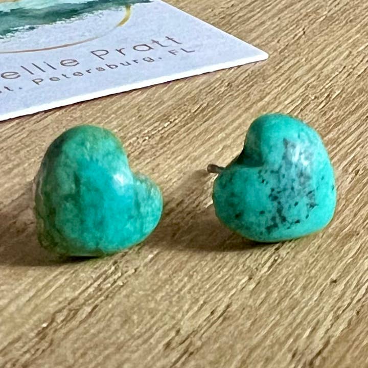 Orecchini a perno cuore turchese Stud Muffin per la vendita all'ingrosso da parte di Nellie Pratt Artisan Jewelry