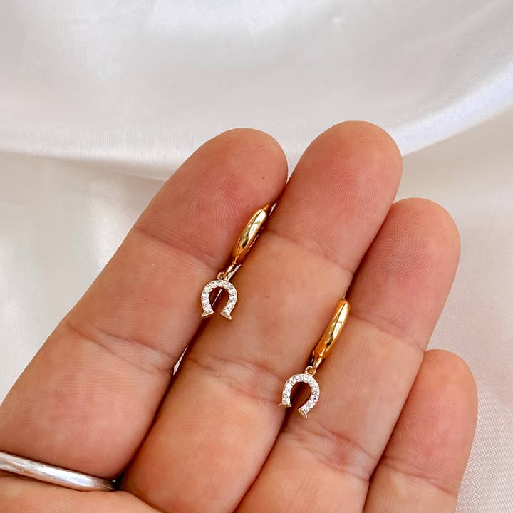 Golden Hour Designs - Vente Petits anneaux - Mini créoles fer à cheval - Hypoallergéniques, amusantes et tendance1