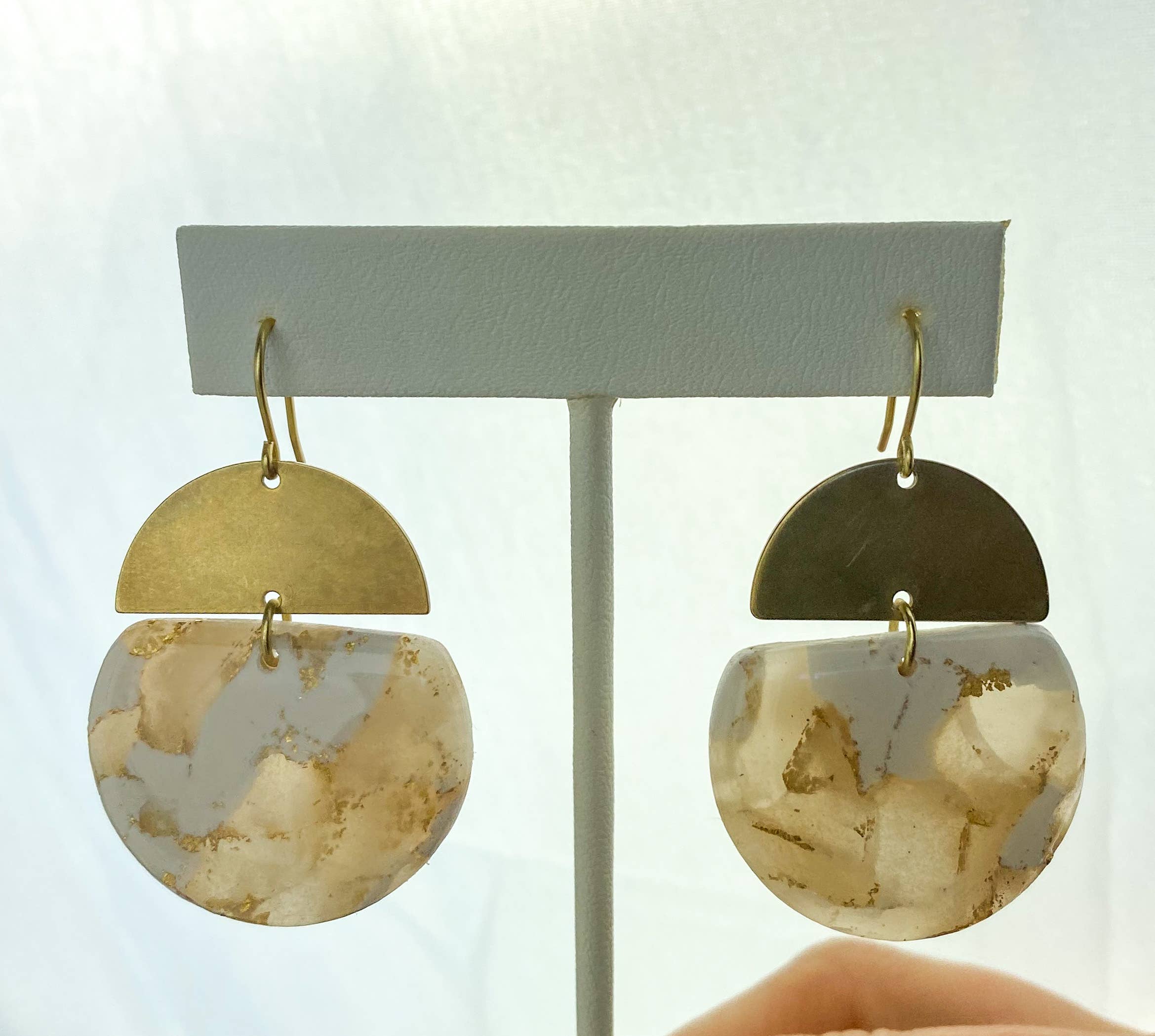 Light Shine - Vente Boucles d'oreilles pendantes - Kaija | Boucle d'oreille en forme de goutte d'argile | Légère blanche et translucide3