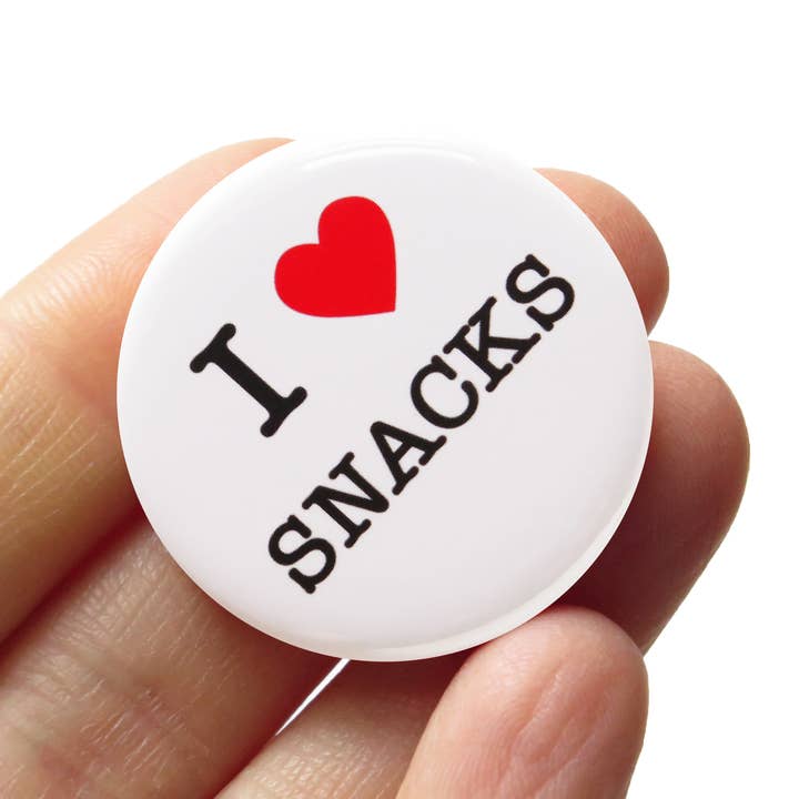 J'AIME LES EN-CAS Bouton l Épinglette Gourmande Remplissage de Bas pour la vente par Word For Word Factory