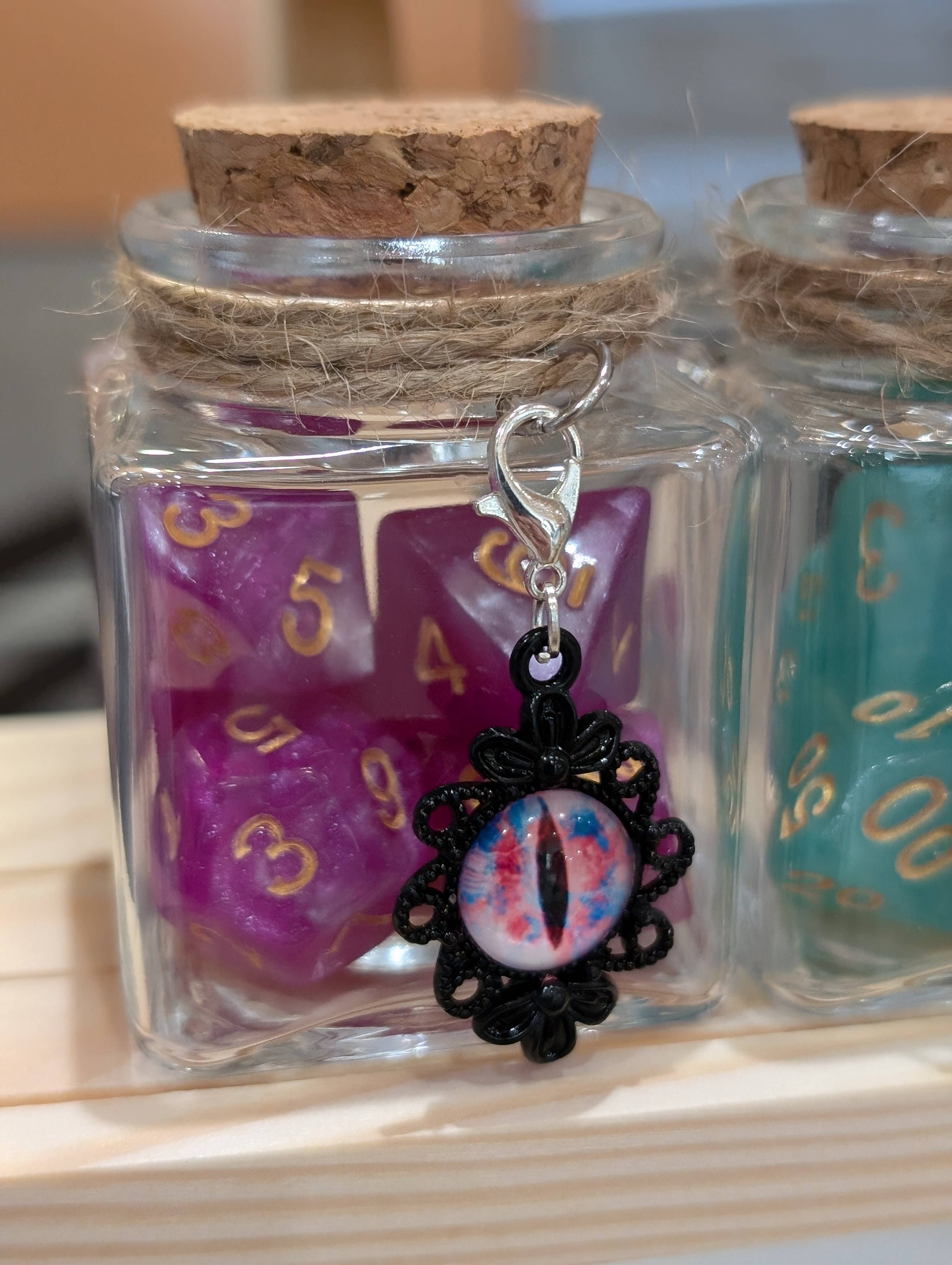 Con-Quest Crafts - Venta al por mayor Dado - Tarros de dados de hechizo con 7 dados D20 para TRPG27