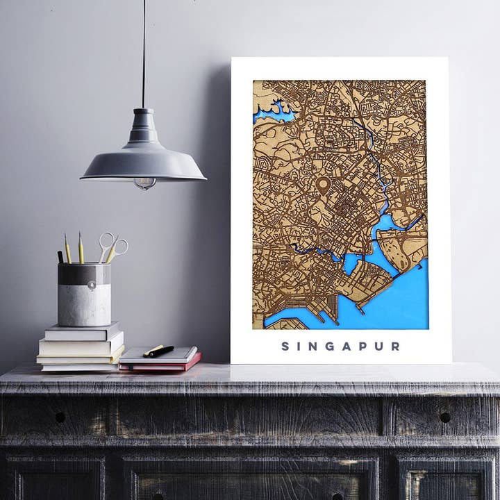 Carte gravée en bois personnalisée et luminescente. pour la vente par Kustwood