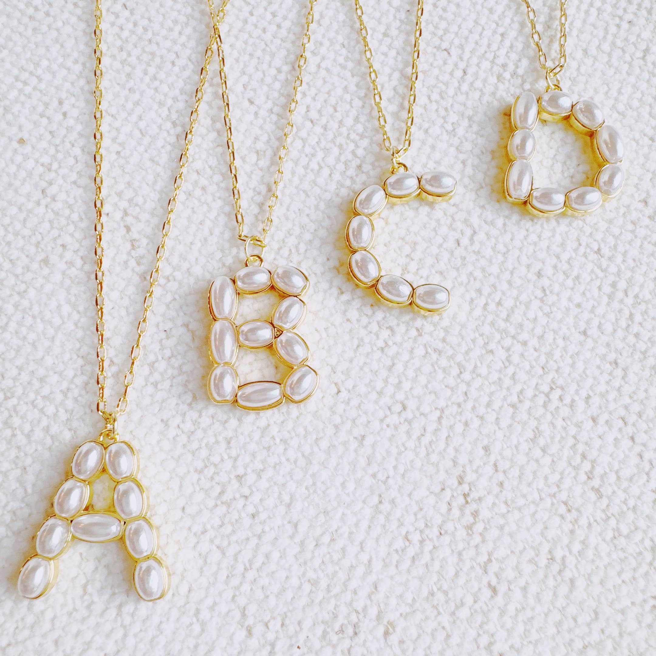 Ellison+Young - Wholesale Halskettinghanger - Parelmozaïek Initiaal Hanger Ketting21