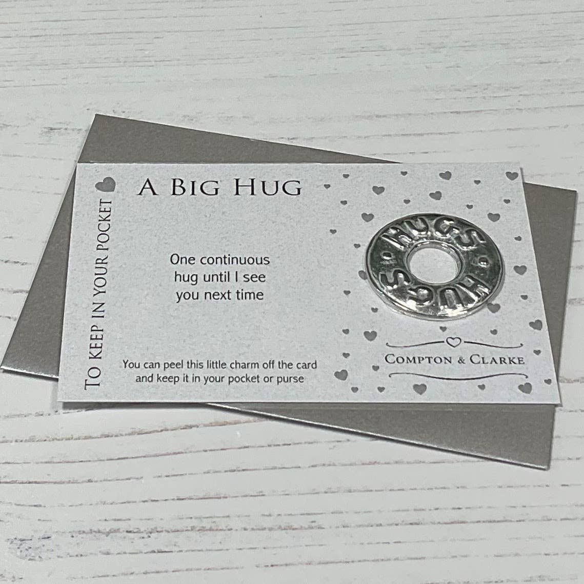 Compton & Clarke - Vente Jeton/pièce de collection - Breloque de poche cardée Continuous Hug  1