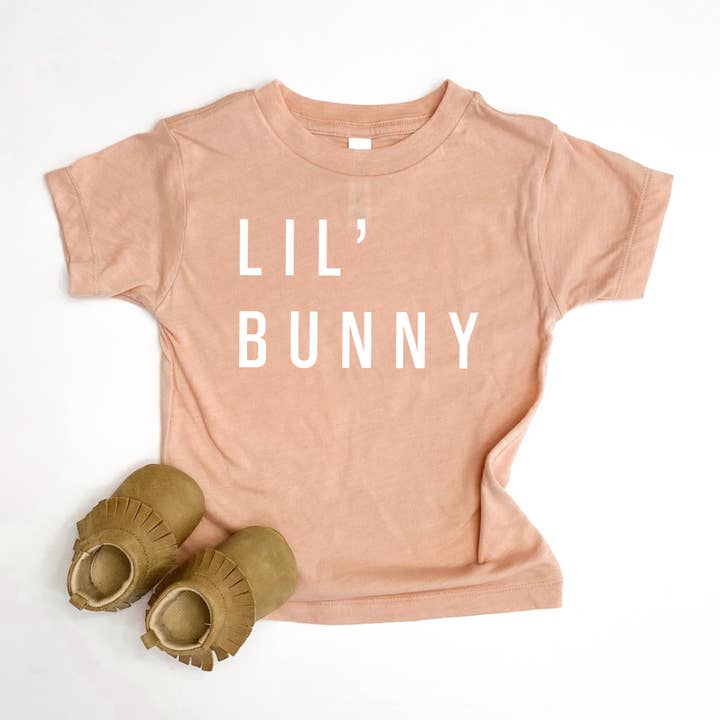 T-shirt Petit Lapin pour la vente par Merce and Company