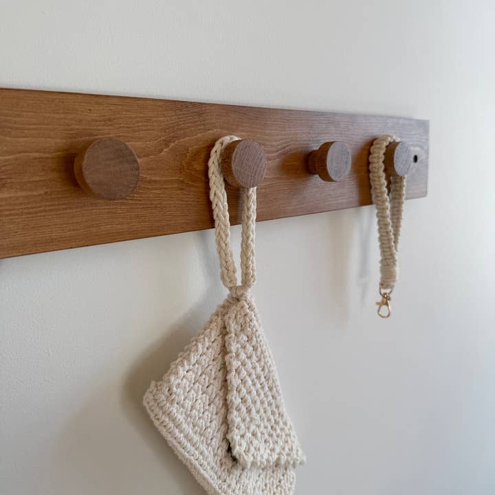 Väggkrok i massivt trä, Väggförvaring för kappor för wholesale av Atelier HM Design