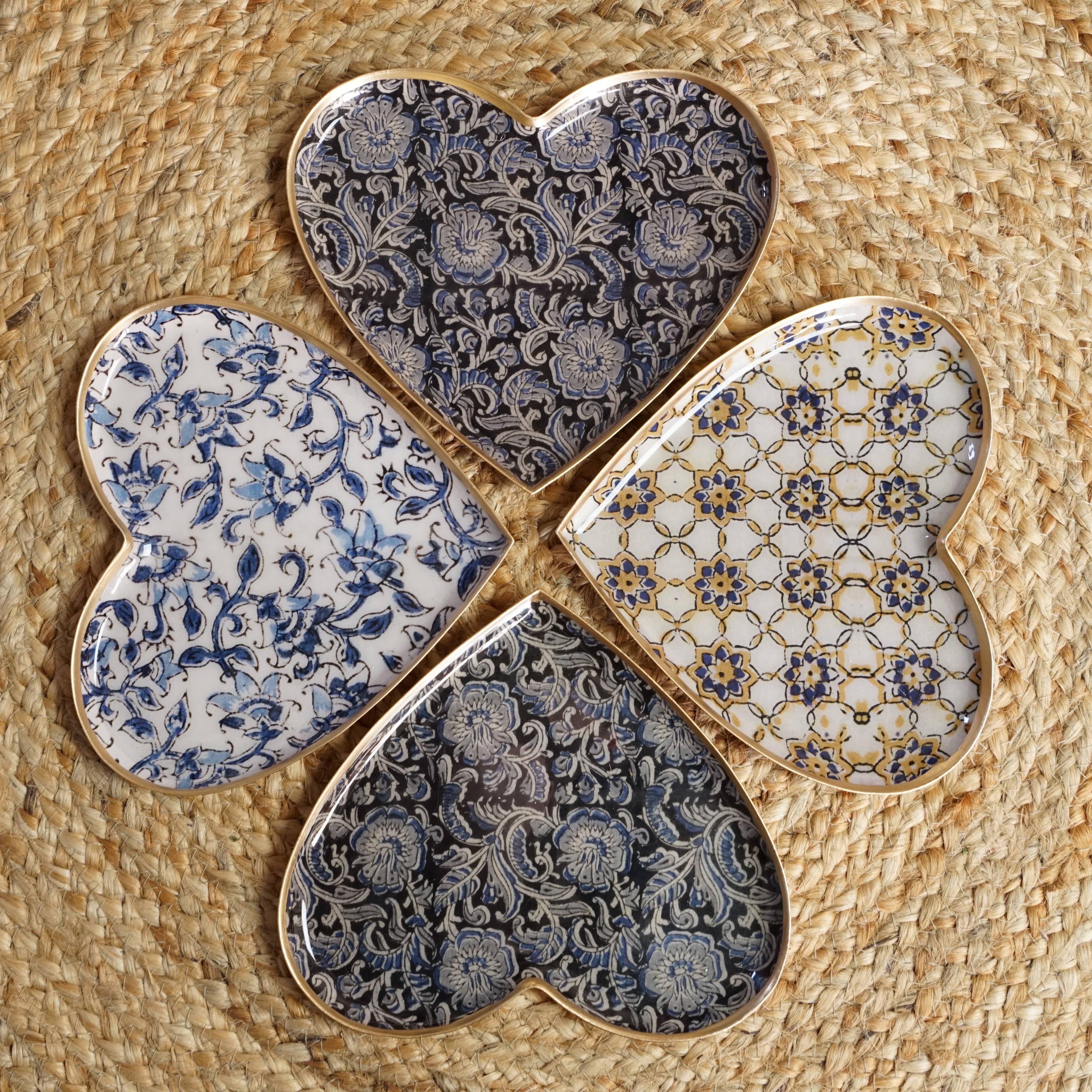 Maison Lilo – wholesale Decorative tray – Kalamkari enamelled metal heart tray 15x15, golden border3