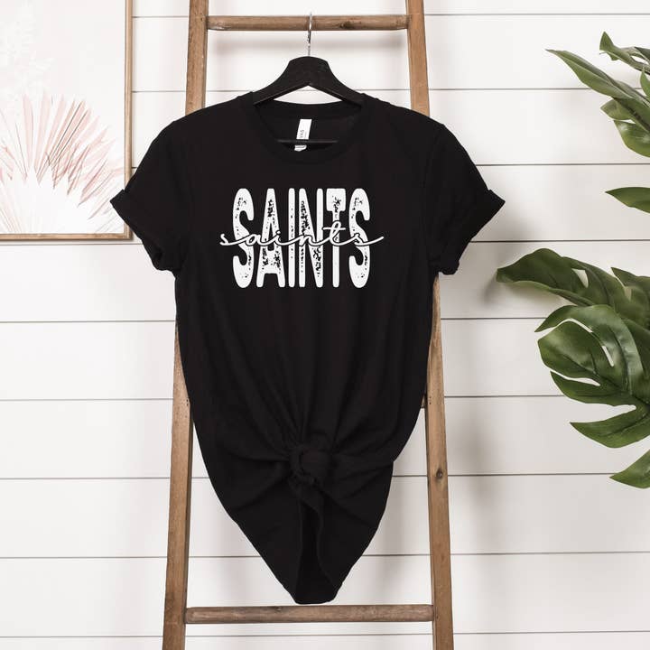 T-shirt noir Saints Sports Team à encre blanche pour la vente par Simply Tees