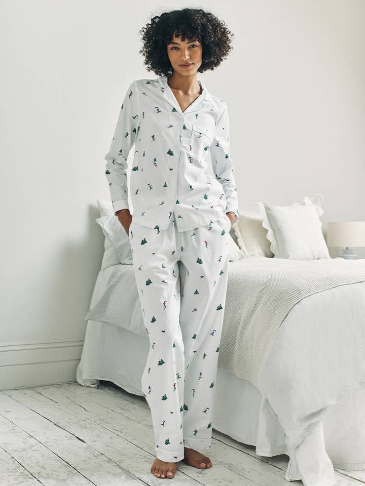 Ensemble de pyjama long imprimé vacances de ski en coton biologique pour la vente par Chelsea Peers