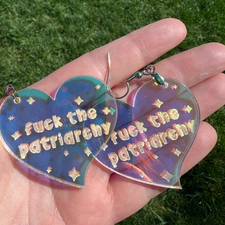 The Foxy Hipster – wholesale Hängande örhängen – Fuck The Patriarchy Iriserande Fish Hook Dingle Örhängen1