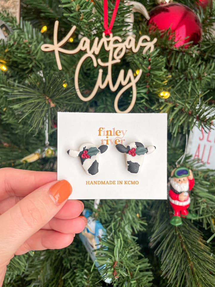 Handgefertigte Fimo-Ohrringe | Einzigartige Geschenke für sie | Hypoallergene Ohrstecker | Weihnachtskühe | Strumpfwaren für den Großhandel von Finley River | Trendy Polymer Clay Earrings | Hypoallergenic