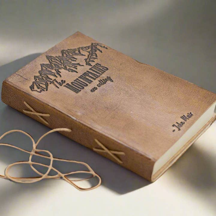 Soothi | Containers Of Creativity - Vente Journal intime - Journal en cuir avec citation de John Muir - "Les montagnes m'appellent" Journal d'aventure3