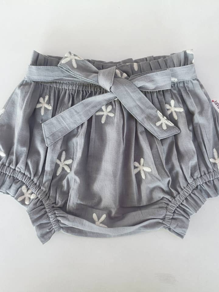 Cubrepañal estilo pantalones cortos de color gris con bordado floral y cinturón. para venta al por mayor de Yo Baby