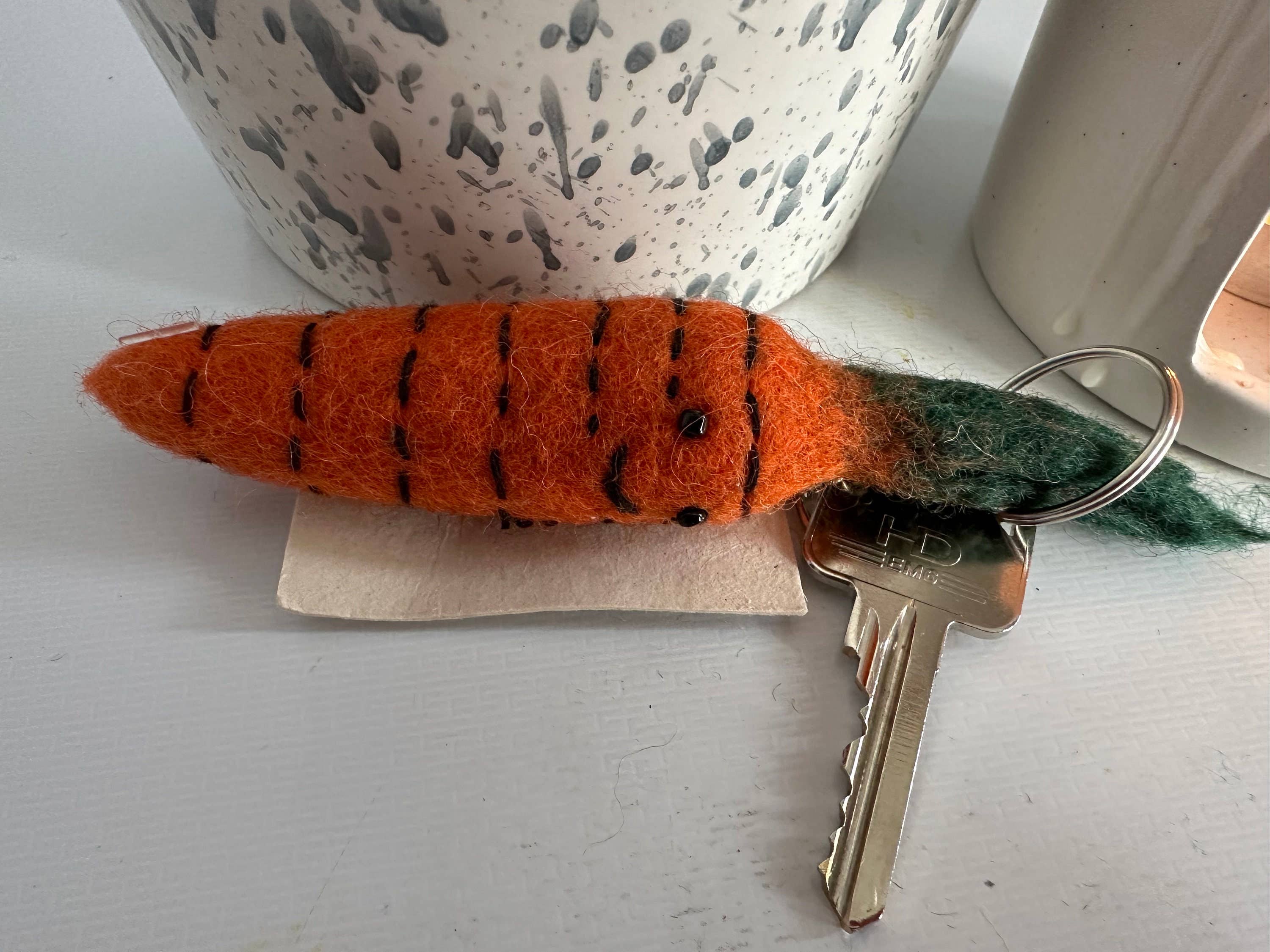 Funky Yak Ltd – Großhandel Schlüsselanhänger – Kinder – Handgefertigte Filz-Gemüse-Schlüsselanhänger: Brokkoli, Kürbis und mehr7