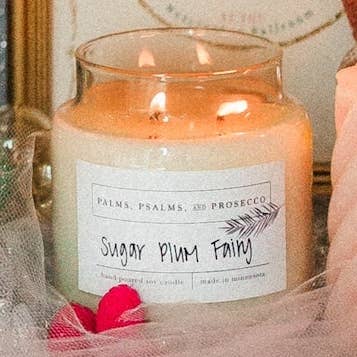 Suikerpruim fee soja kaars voor wholesale door Palms, Psalms, & Prosecco