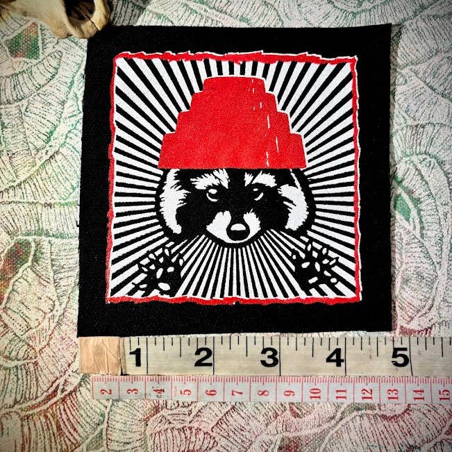 Three Raccoons - Vente Écusson - Sommes-nous pas ringards ? Raton laveur avec un écusson de chapeau Devo.5