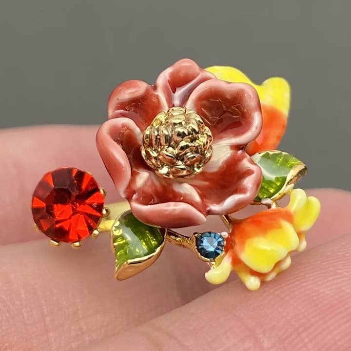 Anello Fiore Regolabile in Smalto Dorato 18K con Zircone Rosso Incastonato per la vendita all'ingrosso da parte di Mio Queena