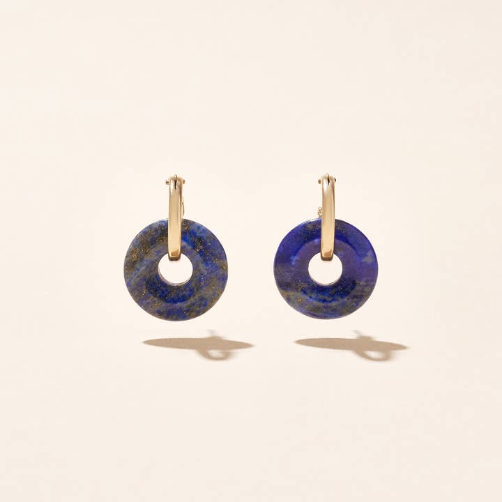 LES PETITES CRÉOLES LAPIS LAZULI pour la vente par Camille Colette Studio