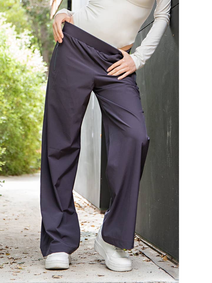 PANTALON DROIT EN TISSU STRETCH pour la vente par Rae Mode