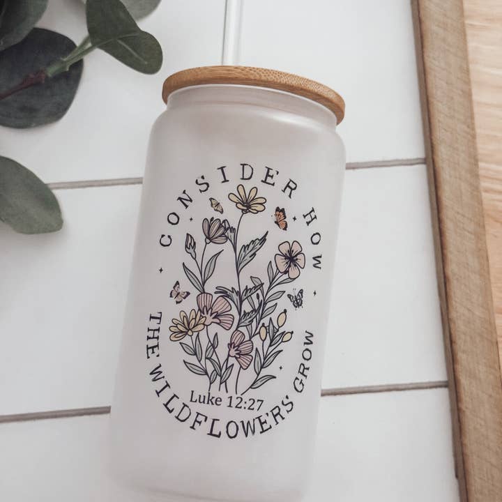 Emma K Designs - Wholesale Drinking Glass/Cup - Wildflowers Luke 12:27 16oz Glass Cup with Bamboo Lid
5