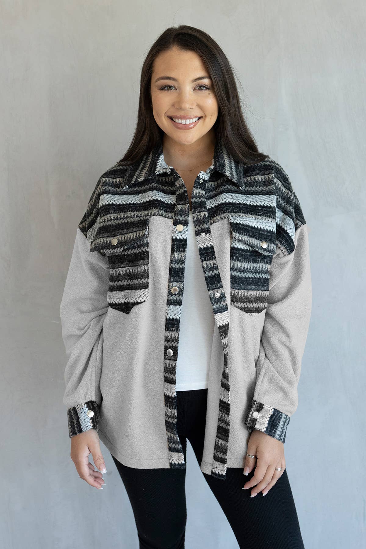 Jen & Co. – Casaco camiseiro – Mulher por atacado – SKT2200 Casaco Camisa com Estampa Flo e Bolsos Frontais3