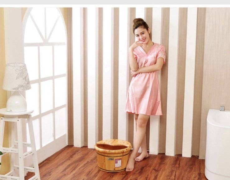 everythingbamboo – Großhandel Bade- & Körperpflege-Set – Fußbecken, Fußbad, Holzeimer, mit Deckel und Massagegerät, OFS034