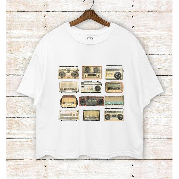 TC550-P2646 MAGLIETTA CORTA E SQUADRATA CON STAMPA GRAFICA DI RADIO ANTICHE per la vendita all'ingrosso da parte di VINTAGE POINT USA