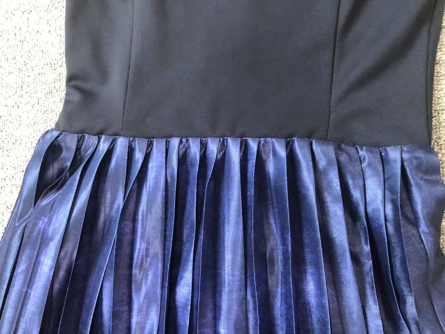 Flerfärgad DR355 Gradient veckad swing aftonklänning med djup V-hals för wholesale på Faire15