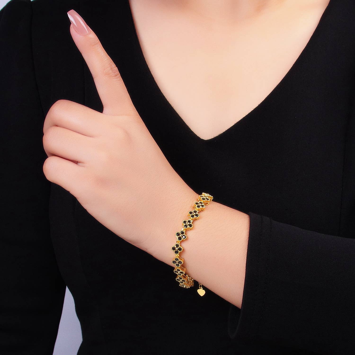 Aim Eternal - Wholesale Schakelarmband - 24-karaats goudgevulde zwarte quatrefoil tennisarmband van 6,5 inch1