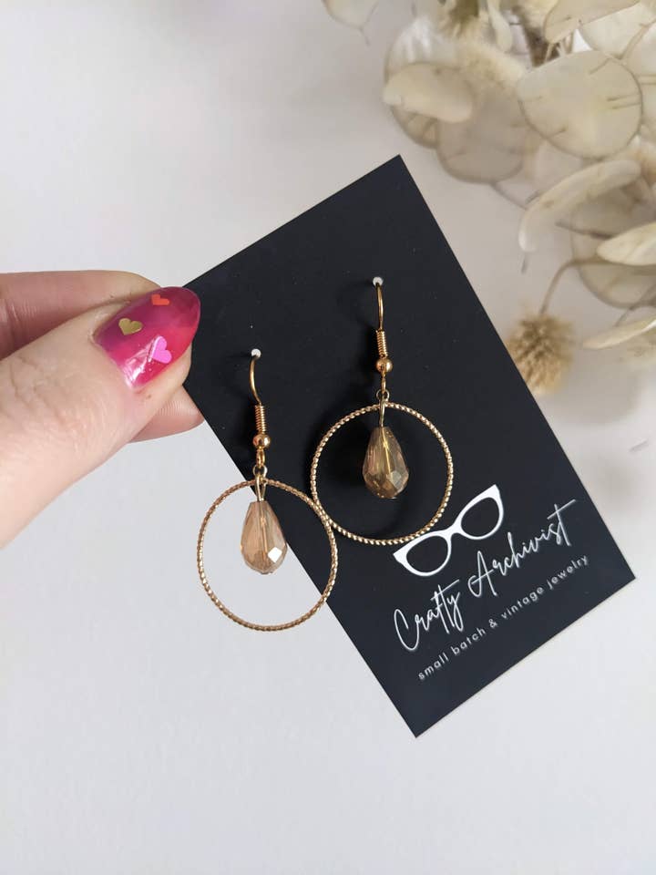 Brincos Leardrop Sparkly Vintage Peach Fuzz em Círculo Dourado por atacado de Crafty Archivist