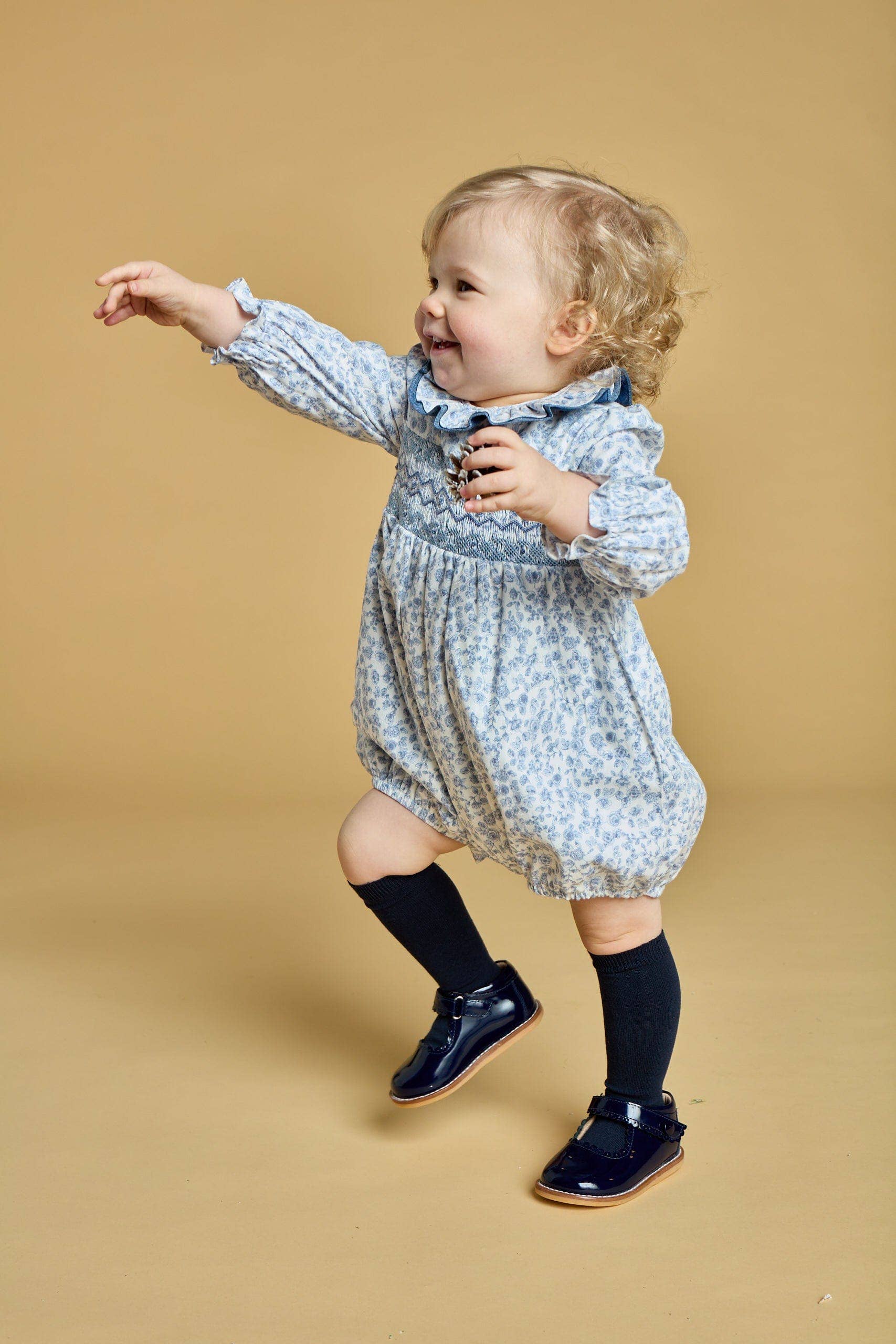 Kidiwi handmade - Venta al por mayor Peto - Bebés - Anthéa, pelele con smock, estampado Blue garden2