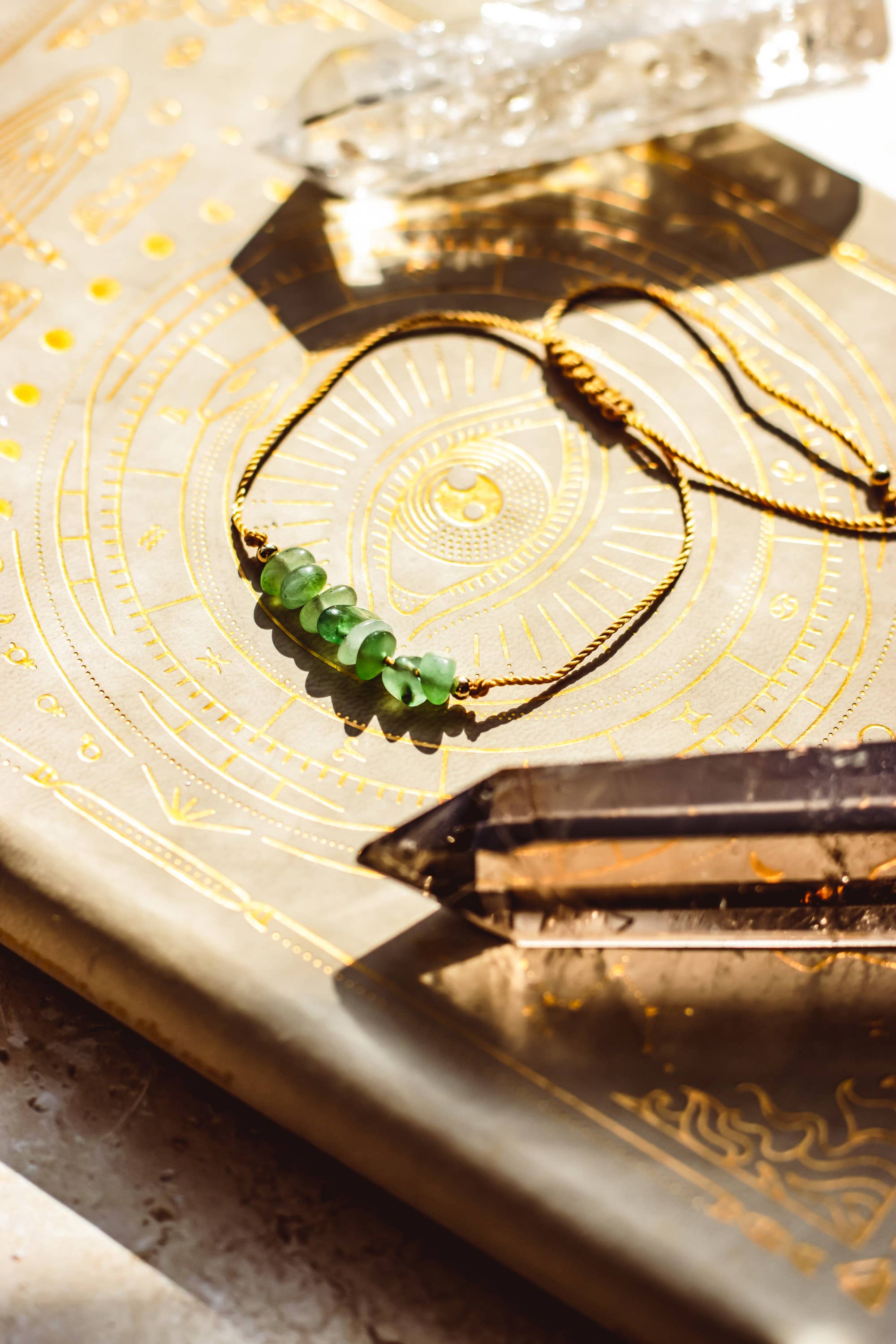 Mindful Living Co. – Großhandel Perlenarmband – Boho-Armband mit Edelsteinchips | Natürliche Kristalle1