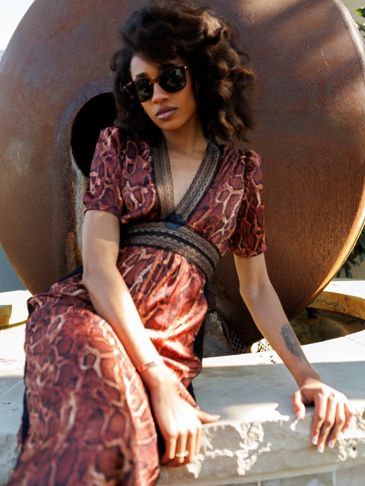 Robe Gigi en Python Siren PRÉ-COMMANDE pour la vente par Jennafer Grace