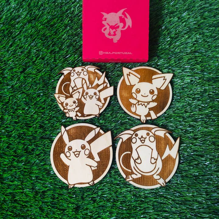 Conjunto de 4 Bases Pokémon em Madeira, Pikachu Evolutions, Anime por atacado de Herbs&Belles