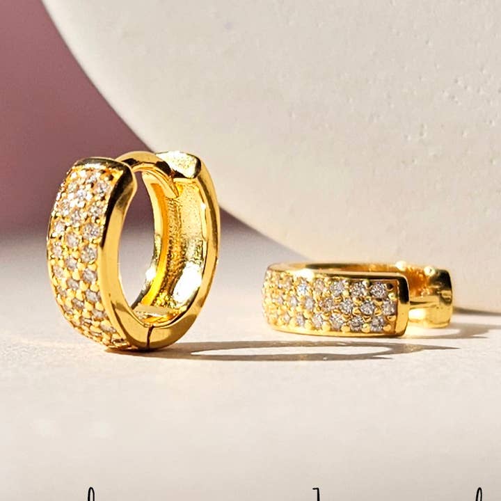 BOUCLES D'OREILLES HUGGIE PAVÉES - E-H4116/E-HT1174/E-HT1173 pour la vente par HolyBang Jewels