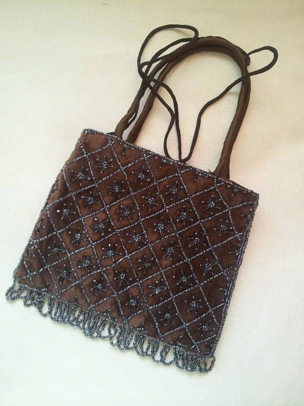 Sandra Adrubau – Engroshandel Tote bag - Dame – Elegant fløjlstaske med håndtag og også med lang rem, i brun farve og fantasidetaljer.0