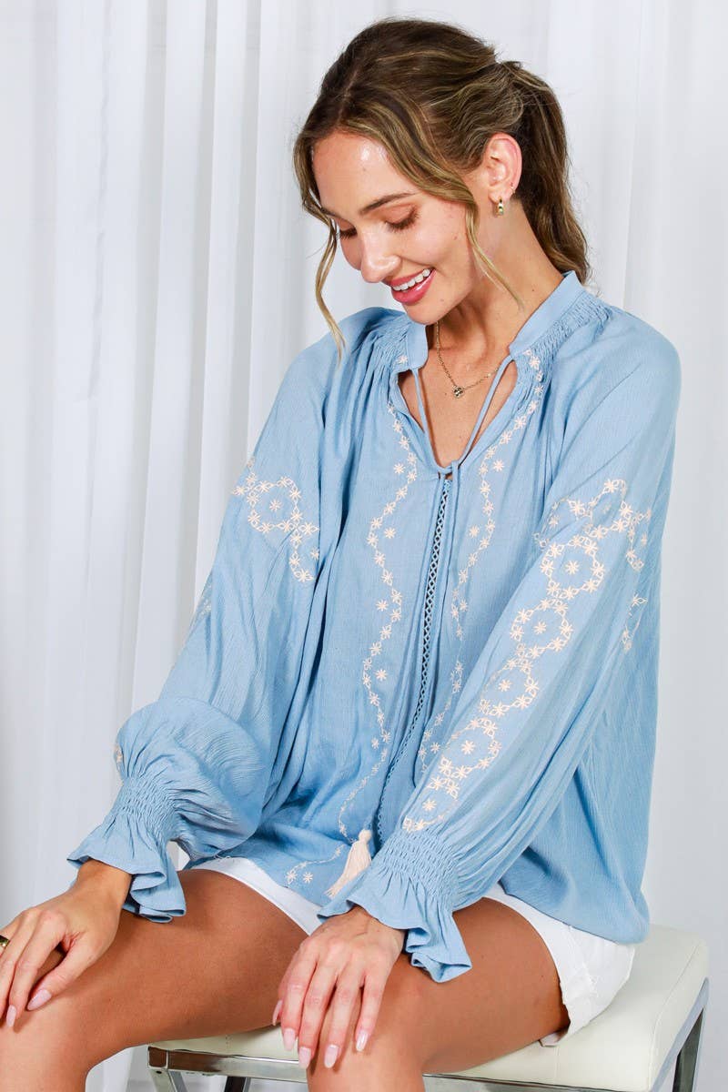 Vine & Love - Wholesale Blouse - Dames - Blouse met Striksluiting en Kwastjesdetail Bloemenborduursel TopVT82493-7