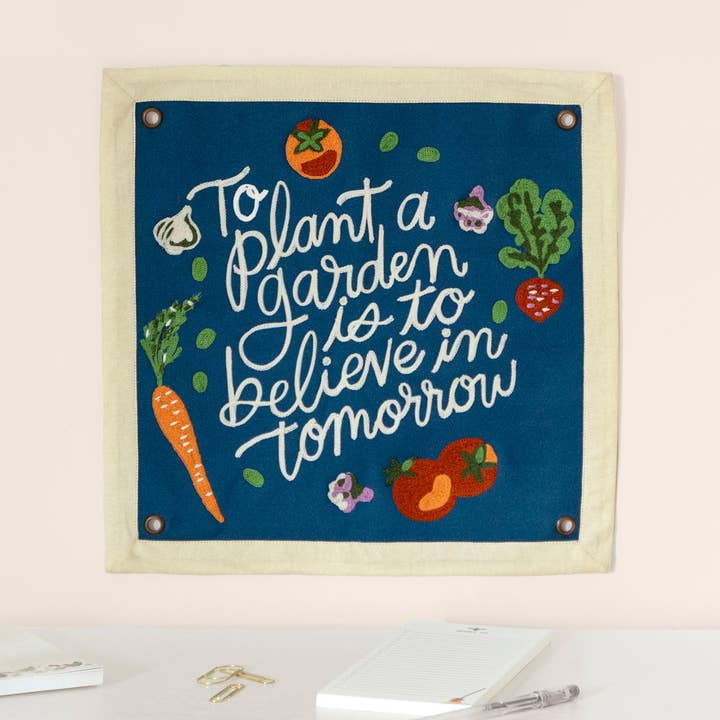 Bannière en toile brodée Pour planter un jardin pour la vente par 1canoe2 | One Canoe Two Paper Co.
