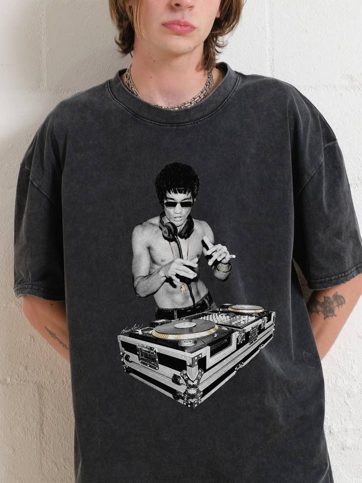 DJ Bruce Lee Wash Tee för wholesale av Threadheads