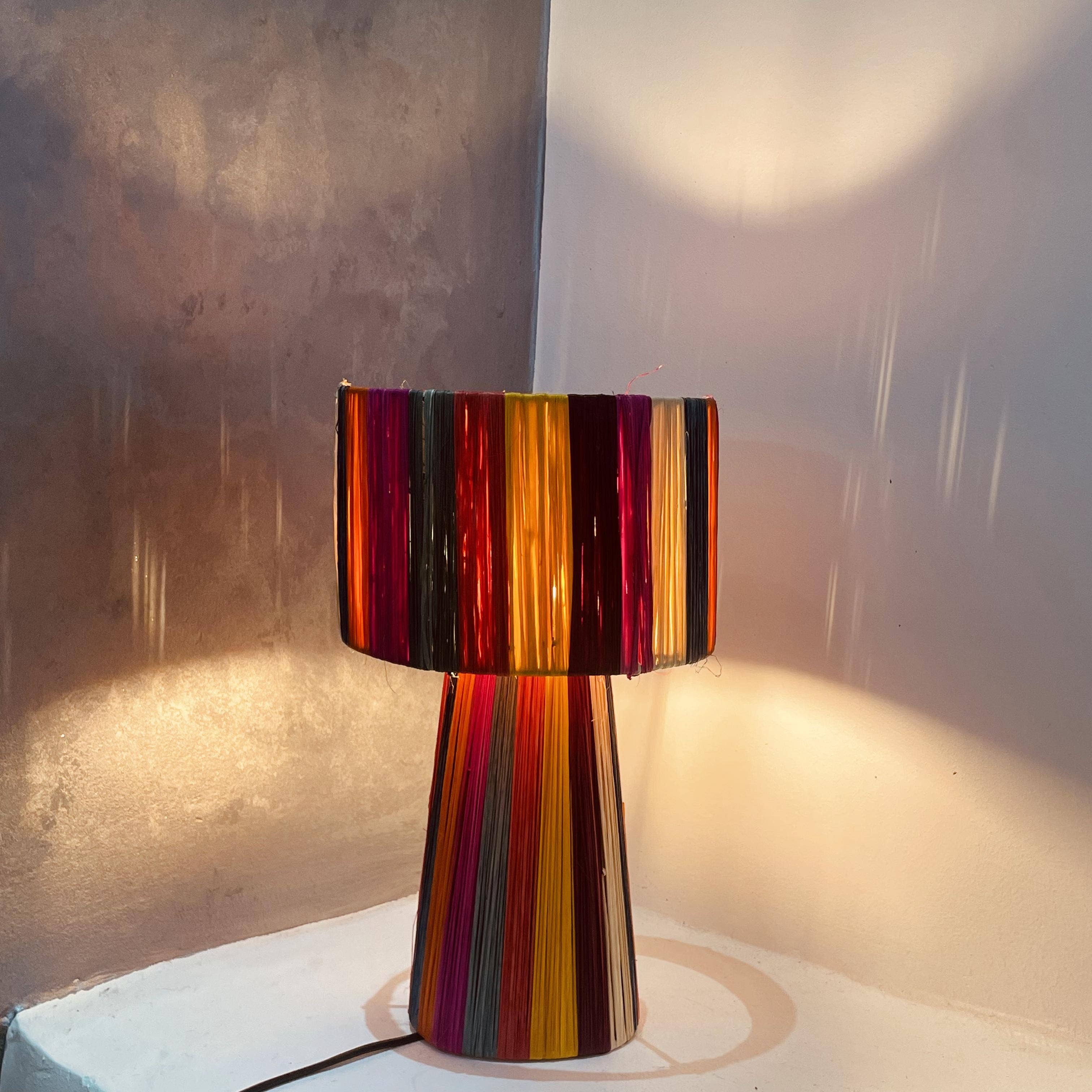 LeBazare - Wholesale Accent/Desk Lamp - Lampe de table en raphia rayée multicolore faite à la main, lampe marocaine4