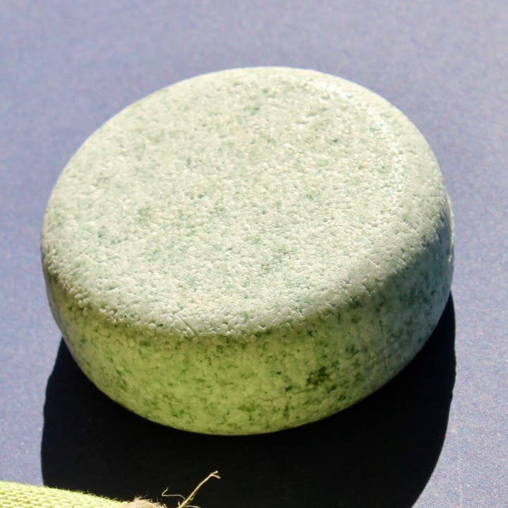 SHAMPOING SOLIDE À LA MENTHE ET À L'ARGILE VERTE - CHEVEUX GRAS pour la vente par MISS POMELA