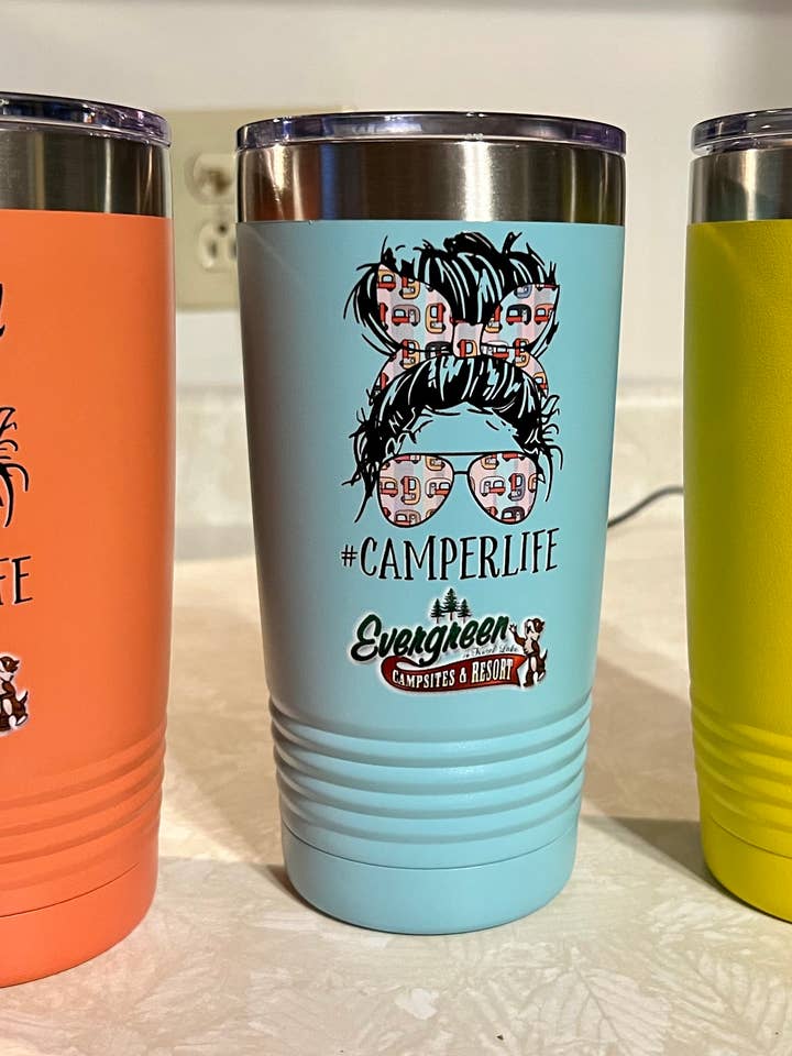 Brugerdefineret logo tumbler for engroshandel hos M&H Custom Crafts, Gifts, & Designs