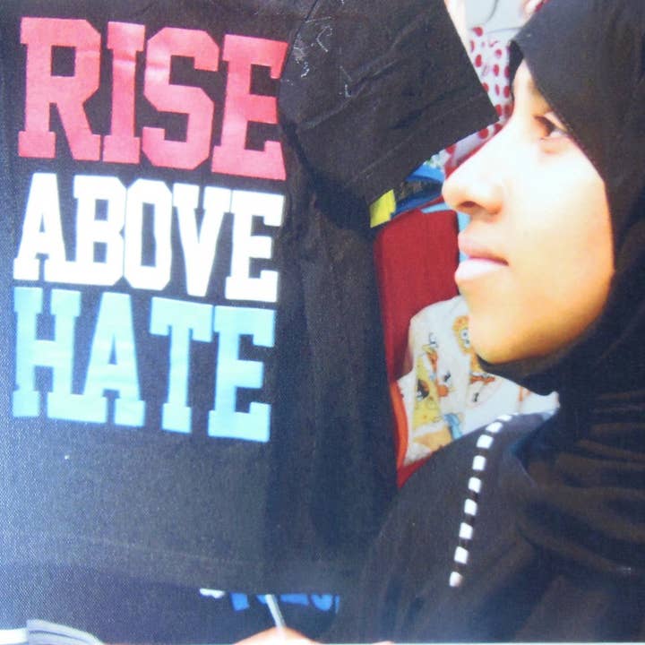 S'élever au-dessus de la haine. Soyez vous-même tel que vous vous voyez vous-même. Marché d'Oman. Giclée pour la vente par Jane A Gordon: Jewelry Art Gifts Inspiration