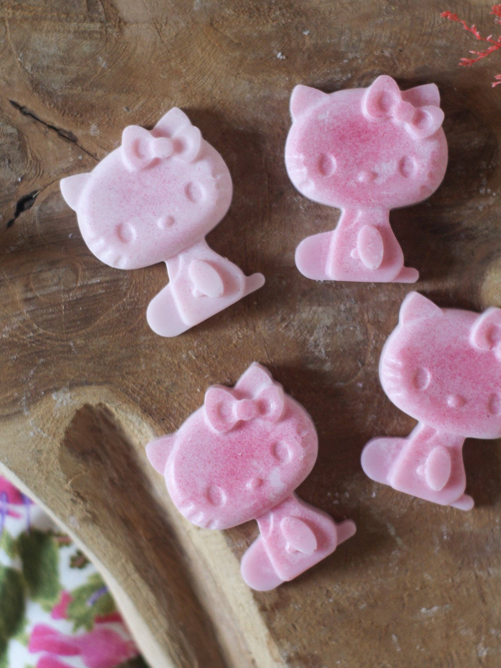 Meet me at the corner - Wholesale Novelty Candle - Melting candle to melt Hello Kitty pink2