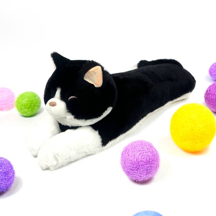 FLUFFERY – Großhandel Kuschel-/Plüschtier – Kind & Baby – Tuxedo-Katzen-Plüsch-Schlafkissen (45" / 115 cm) Flauschiges Geschenk0