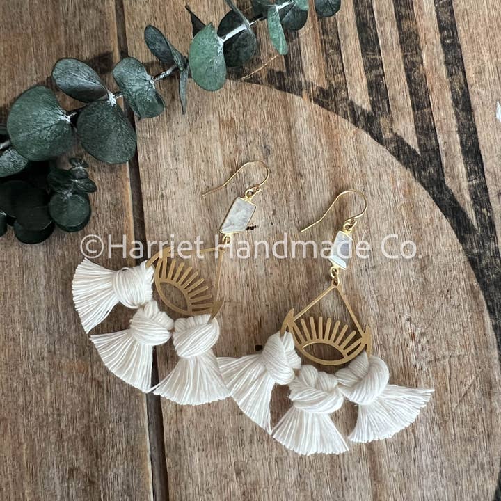 Boucles d'oreilles bohèmes en macramé avec franges Soleil & Lune en pierre de lune – Blanc pour la vente par Harriet Handmade Co.