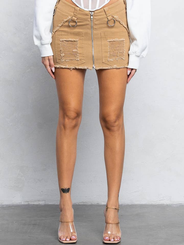 Minigonna invecchiata con taglio a V e dettagli ad anello per la vendita all'ingrosso da parte di No Vacancy